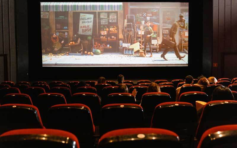Sala de cine con público viendo una película