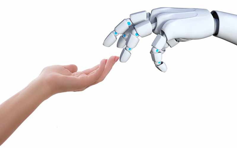 Una mano humana y una mano de robot juntándose