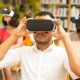 Una clase con alumnos con gafas de realidad virtual.