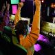 Chicos en una sala con ordenadores celebrando una victoria de un videojuego