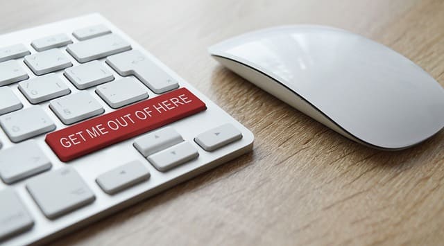 raton del ordenador y teclado con una tecla en rojo